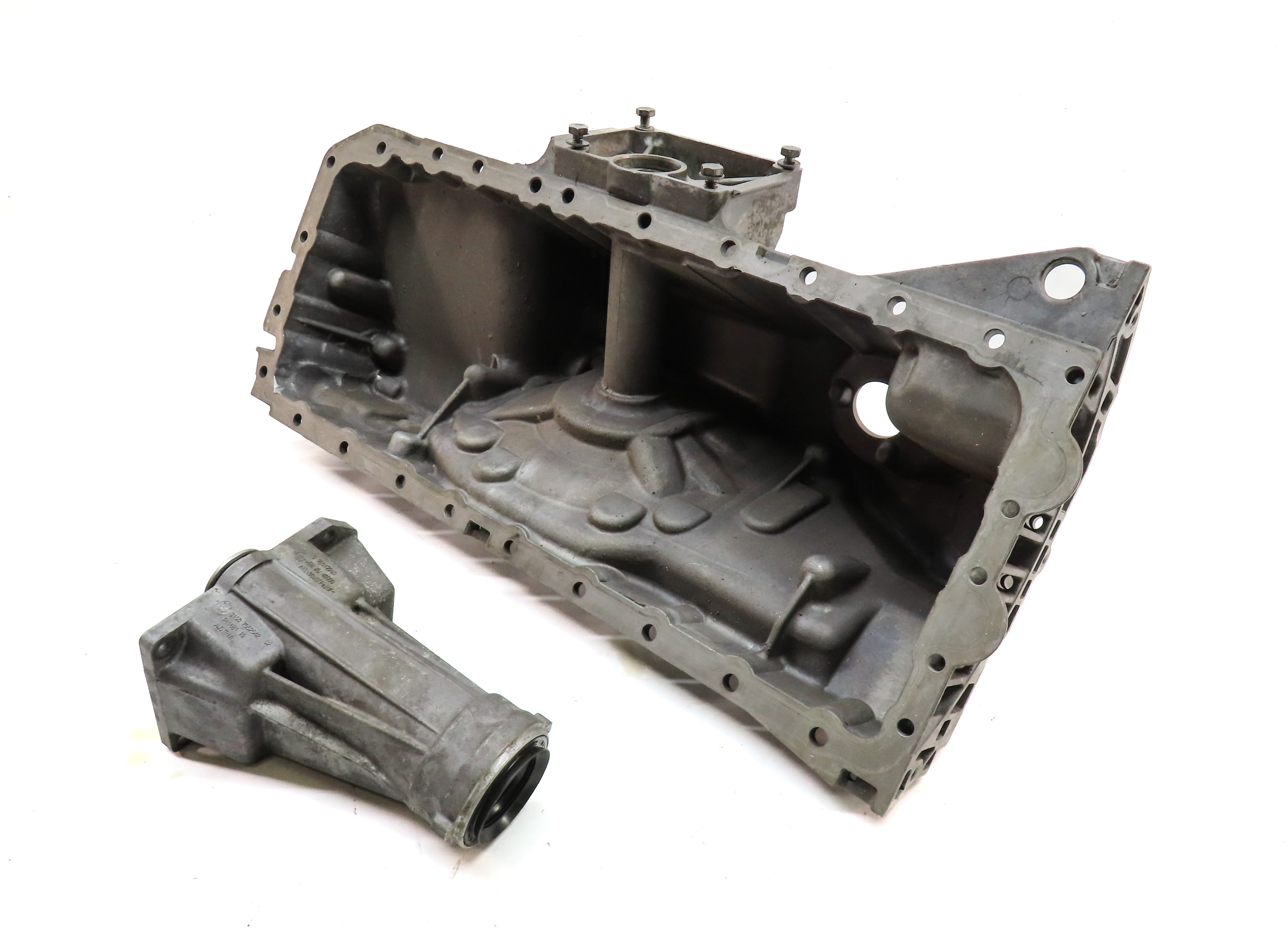 2011-2014 BMW X5 X6 (E70 E71) AWD 3.0L N55 ENGINE OIL PAN w/ OUTPUT AXLE FLANGE — exact item pictured
